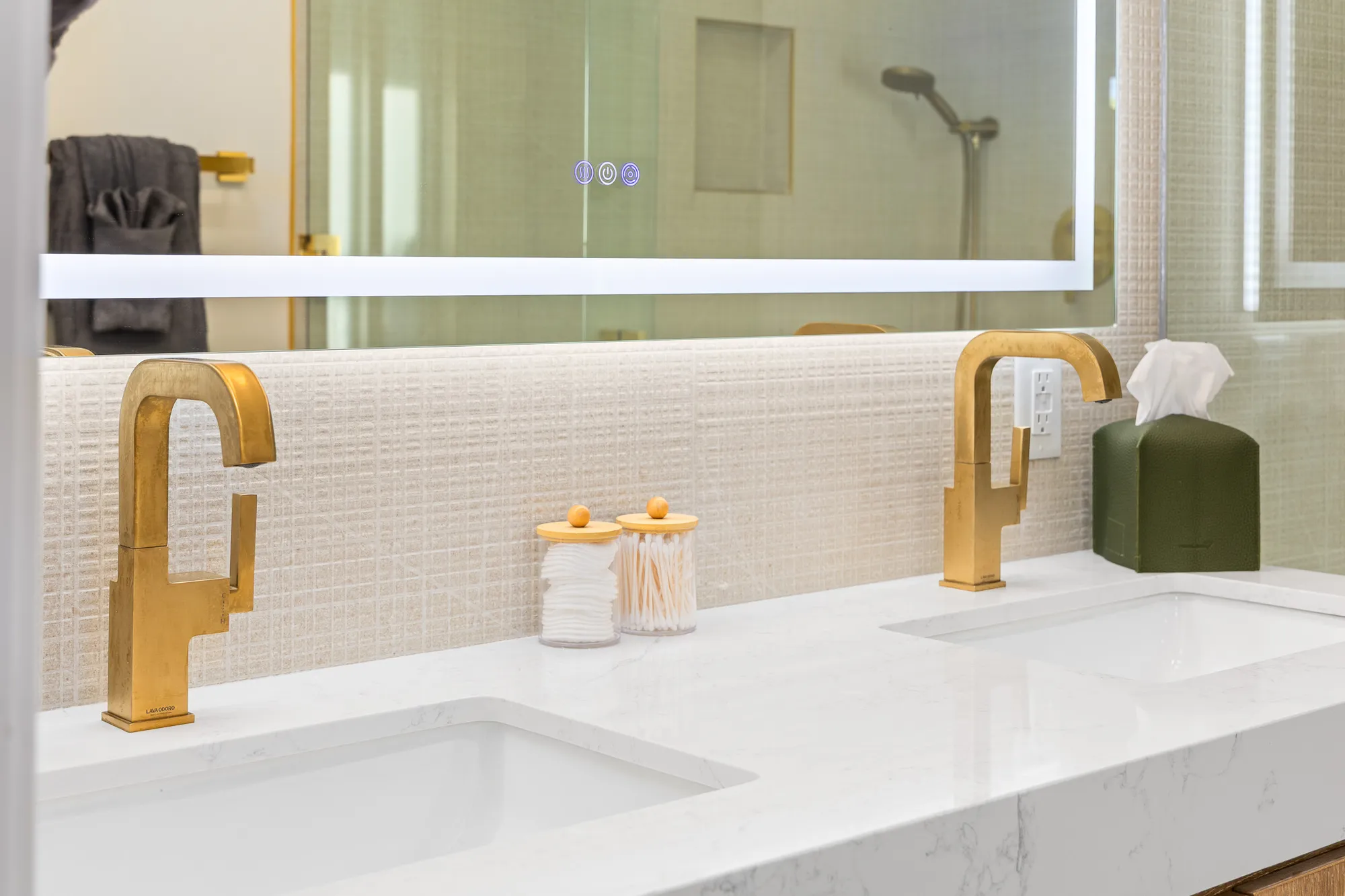 Full Bathroom 1 — vanity