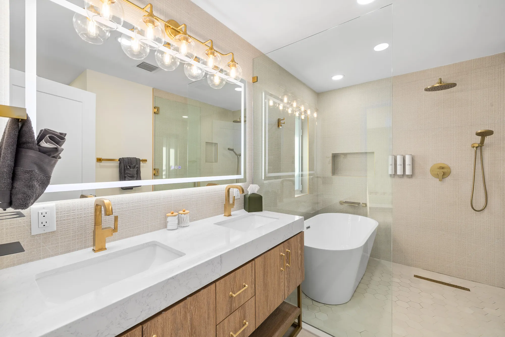 Full Bathroom 1